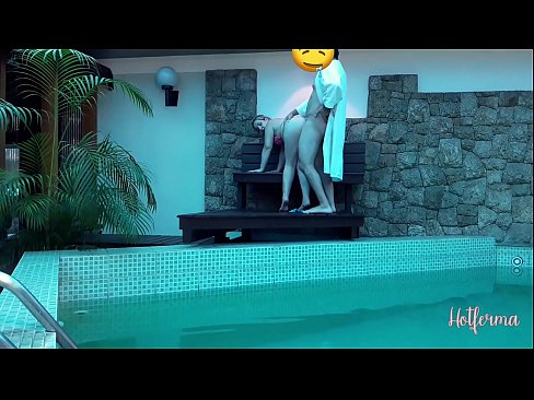 ❤️ El cap convida la criada a la piscina, però no va poder resistir-se a una calor ❤ Vídeo sexual al ca.pornolymp.ru